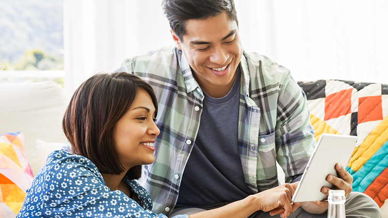 visa-sensory-branding-sdks-800x450 A woman and a man looking at a tablet together.